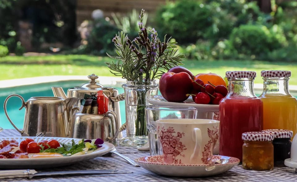 Garden, Food and drinks, Dining area, Food, Breakfast, English/Irish breakfast