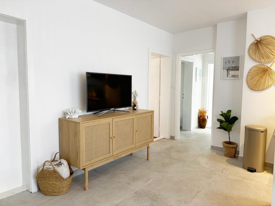 Communal lounge/ TV room, TV and multimedia, Evening entertainment, air conditioner