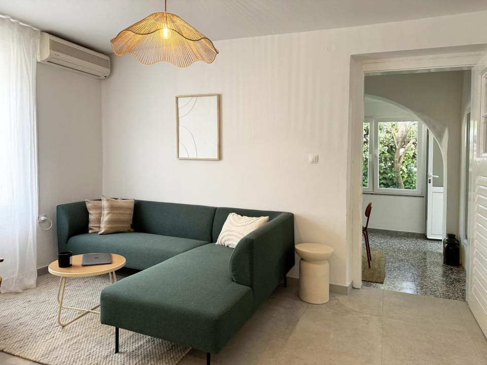 Living room, Seating area, internet