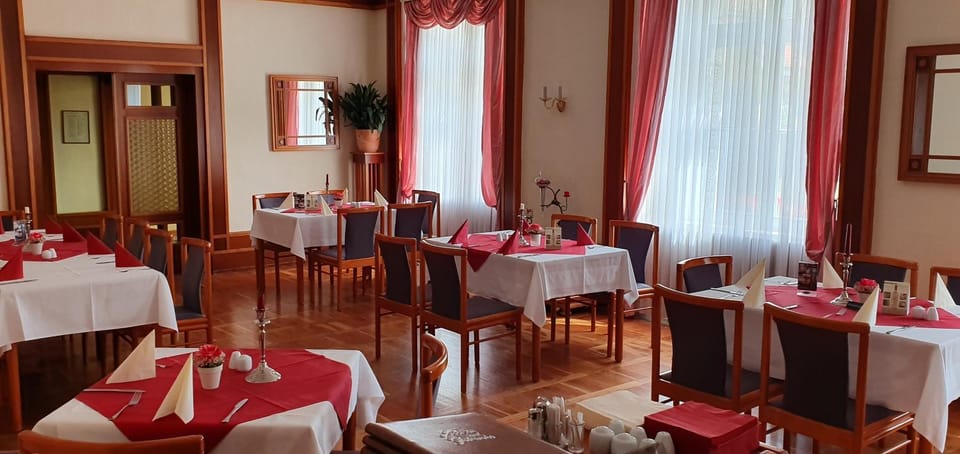 Restaurant/places to eat, Lunch, Dinner, Alcoholic drinks, Non alcoholic drinks