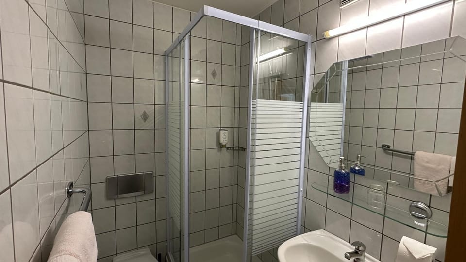 Shower, Toilet, Bathroom, towels