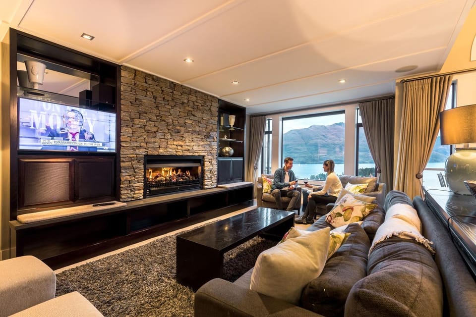 Natural landscape, TV and multimedia, Living room, Seating area, Evening entertainment, flat iron
