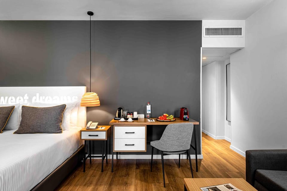 Bed, Photo of the whole room, Seating area, Bedroom, hair dresser, air conditioner