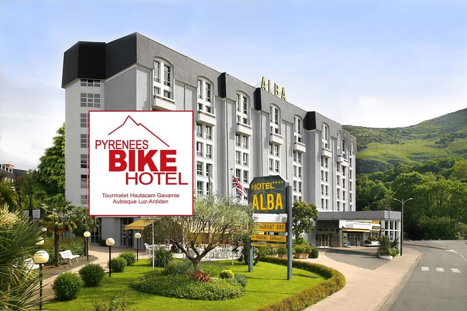 Facade/entrance, Property logo or sign, Garden view, Mountain view