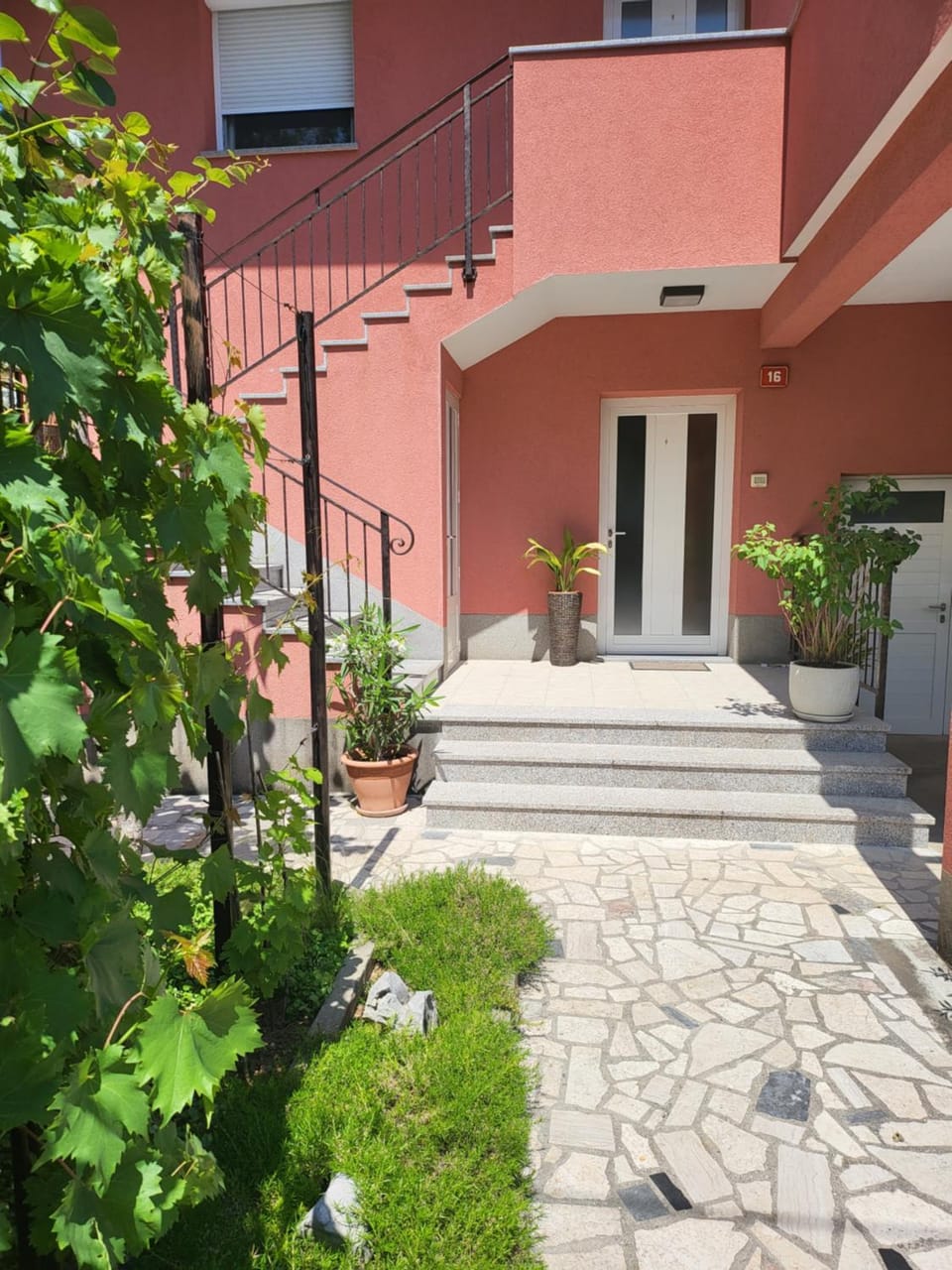 Facade/entrance