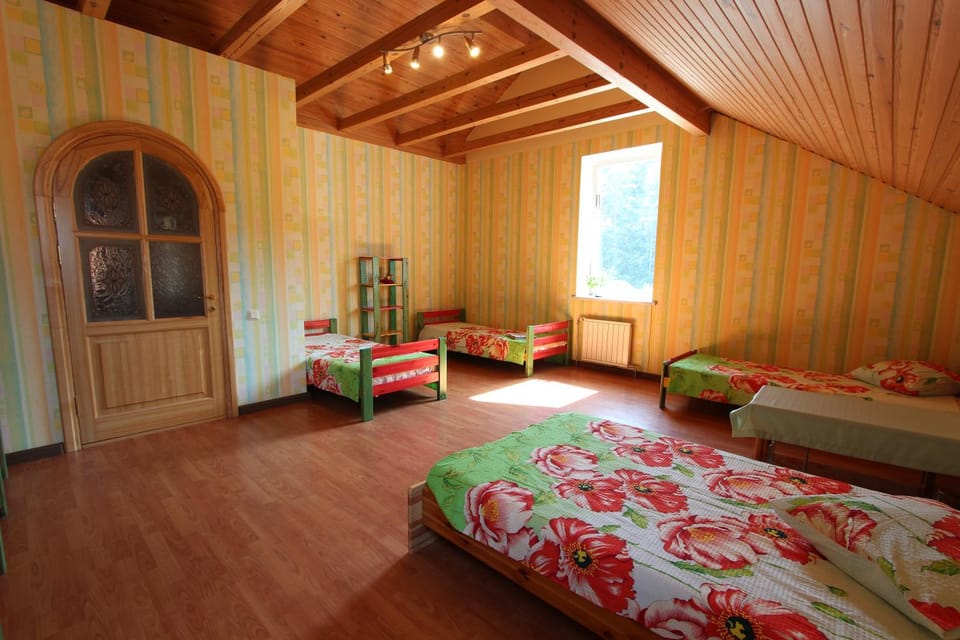 Photo of the whole room, Garden view