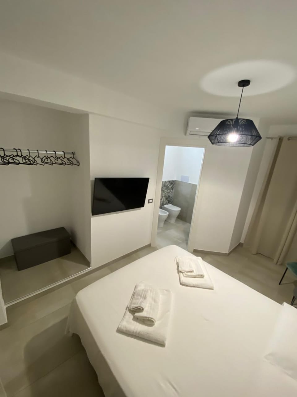 Bed, TV and multimedia, Bedroom