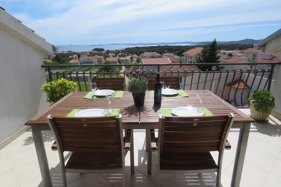 Balcony/Terrace, City view, Garden view, Landmark view, Sea view, Street view
