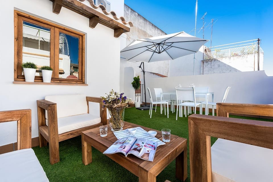 Shower, Toilet, Solarium, Balcony/Terrace, Living room, Decorative detail, Seating area, Street view, Area and facilities