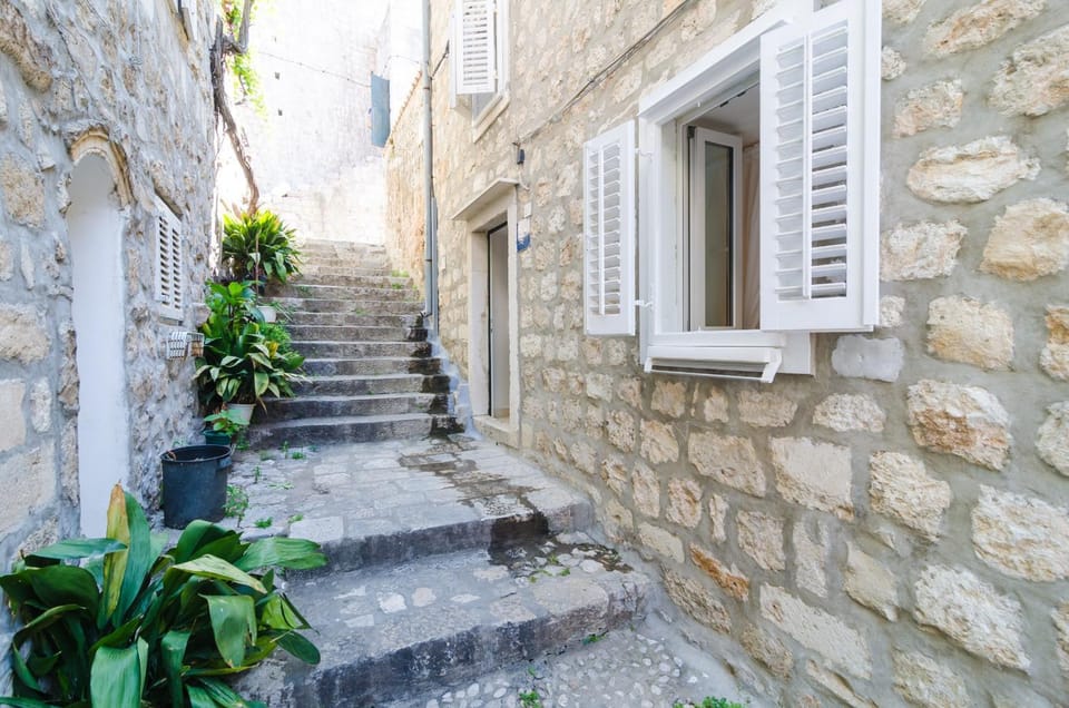 Facade/entrance, Neighbourhood