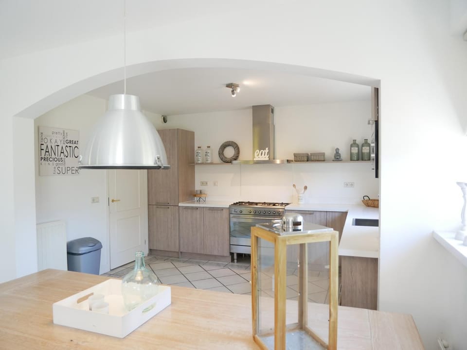 Kitchen or kitchenette, Food and drinks