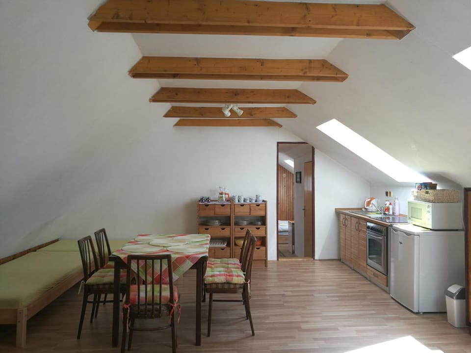 Library, Coffee/tea facilities, Kitchen or kitchenette, Seating area, Dining area, Garden view, Family