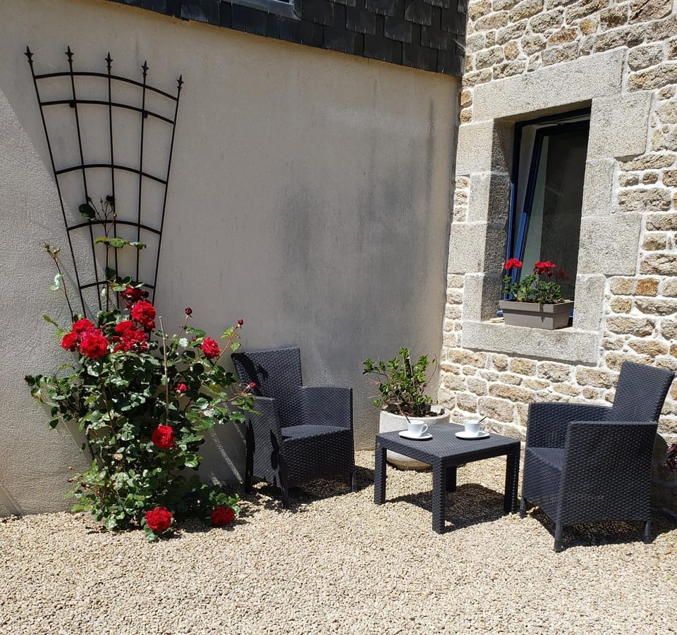 Patio, Dining area, Garden view