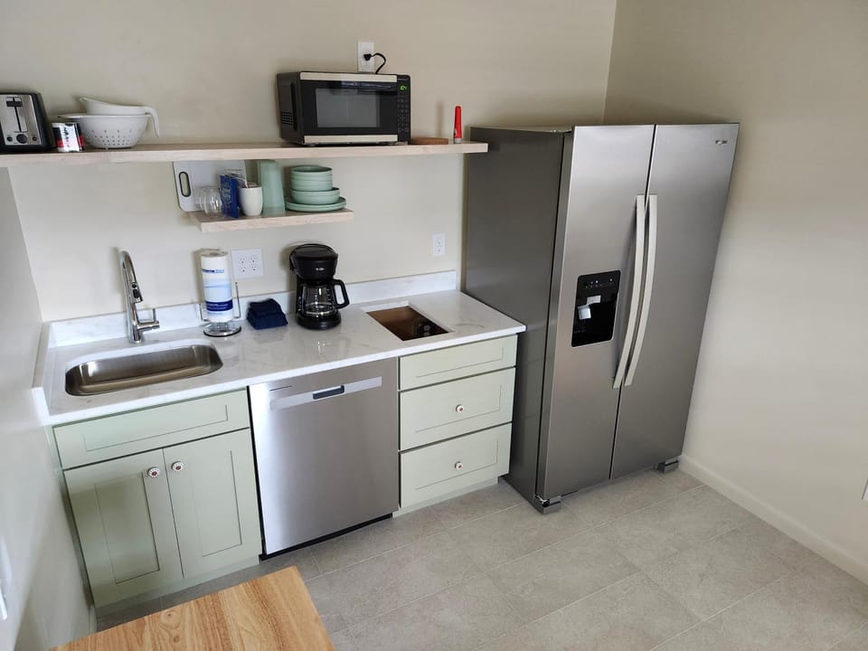 Kitchen or kitchenette, dishwasher, minibar, stove