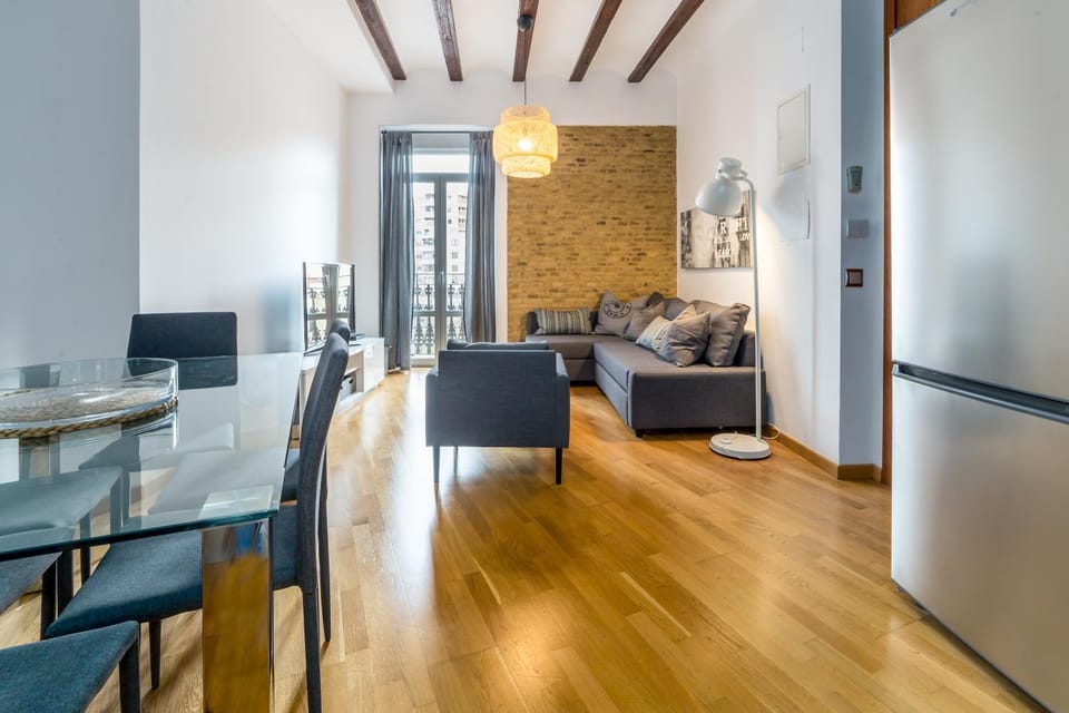 TV and multimedia, Coffee/tea facilities, Balcony/Terrace, Kitchen or kitchenette, Living room, Seating area, Dining area, City view, Street view, Quiet street view, Inner courtyard view