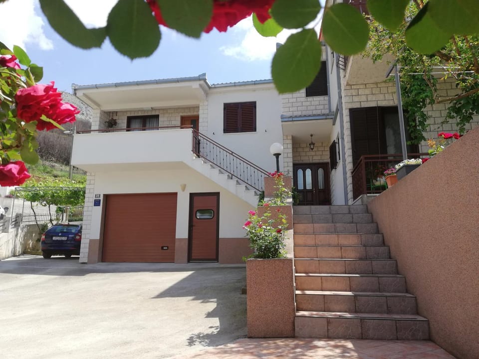 Facade/entrance, Spring, Balcony/Terrace