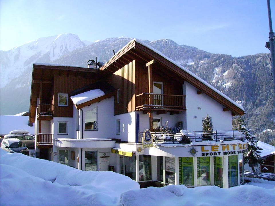 Property building, Facade/entrance, Winter