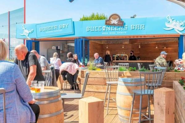 Restaurant/places to eat, People, Lounge or bar