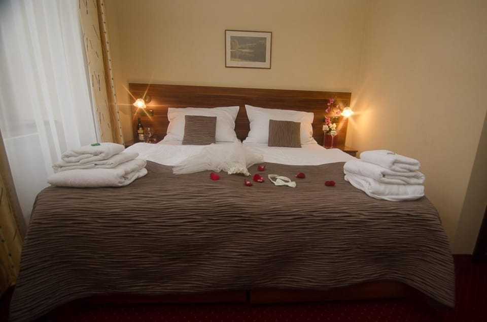 Bed, Night, Decorative detail