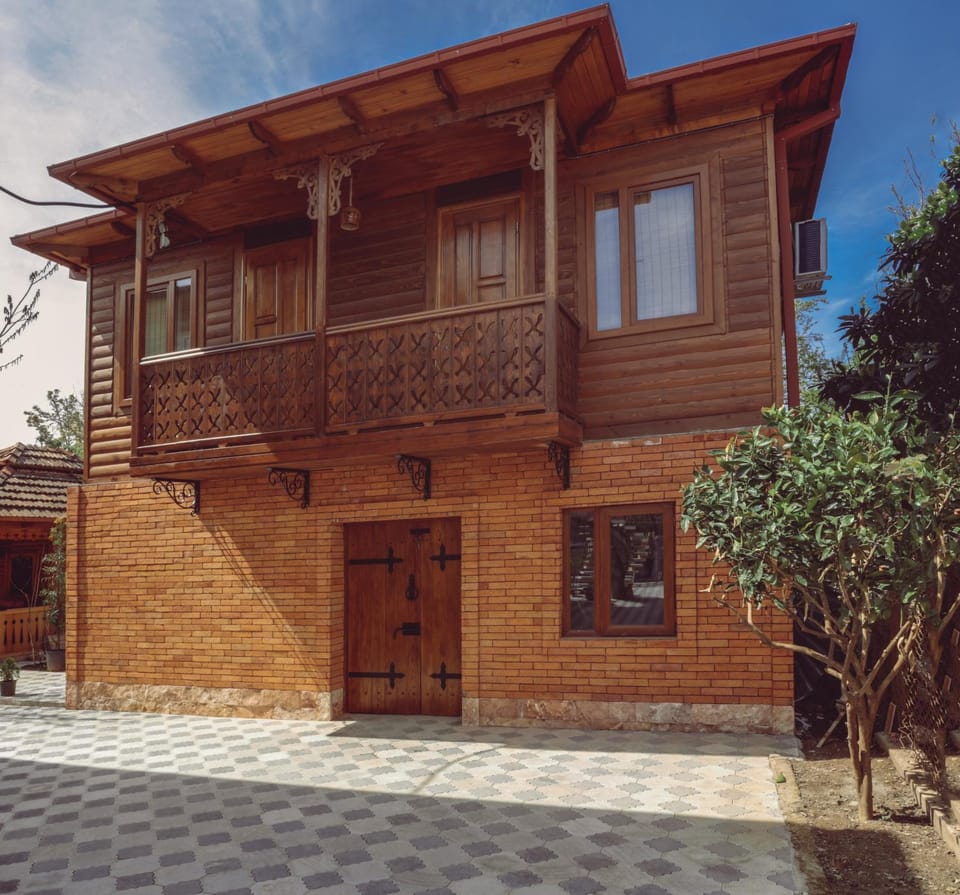 Property building, Patio, Nearby landmark, Facade/entrance, Garden, Area and facilities