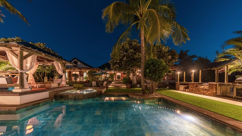 Patio, Night, Garden, Dining area, Evening entertainment, Garden view, Pool view, Swimming pool, sunbed