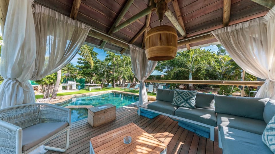 Patio, Day, Natural landscape, Garden, Living room, Seating area, Garden view, Pool view, Swimming pool, sunbed