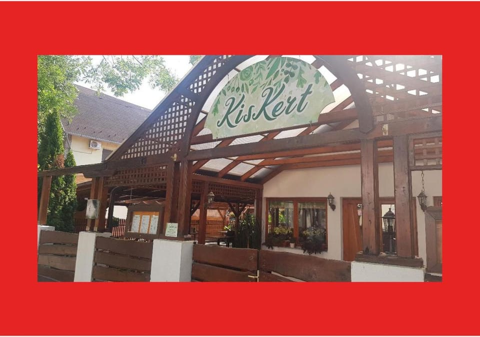 Restaurant/places to eat, Food and drinks, Meals, Lunch, Dinner, Drinks, Alcoholic drinks, Non alcoholic drinks