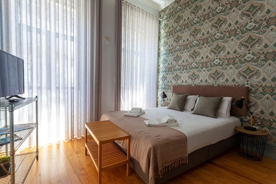 Bed, TV and multimedia, Photo of the whole room, Bedroom, towels