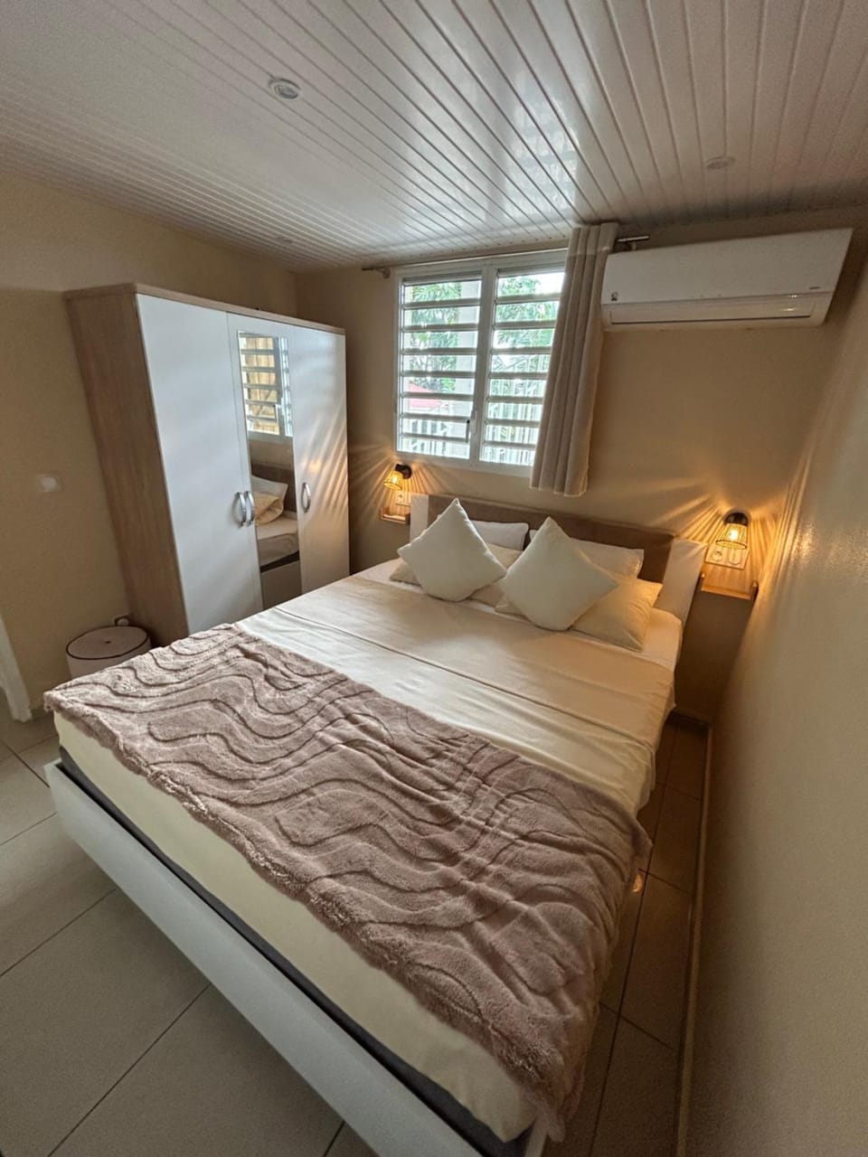 Bed, Night, Photo of the whole room, Bedroom, wardrobe, air conditioner