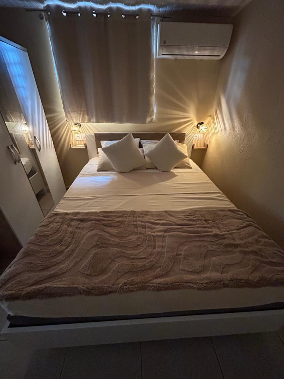 Bed, Night, Photo of the whole room, Bedroom, wardrobe, air conditioner
