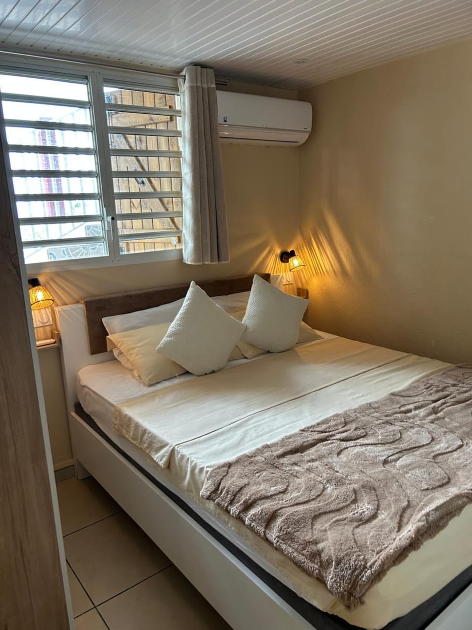 Bed, Night, Photo of the whole room, Bedroom, air conditioner