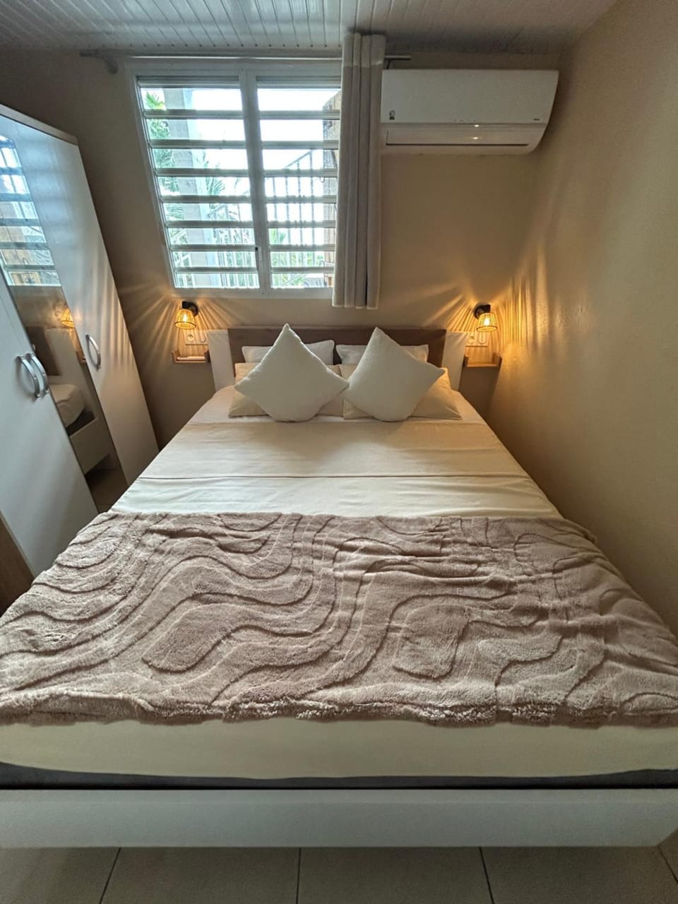 Bed, Night, Photo of the whole room, Bedroom, wardrobe, air conditioner