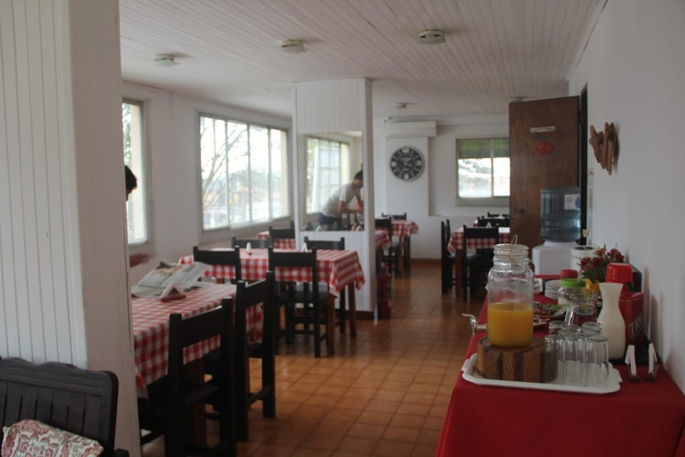 Coffee/tea facilities, Kitchen or kitchenette, Living room, Dining area, Breakfast