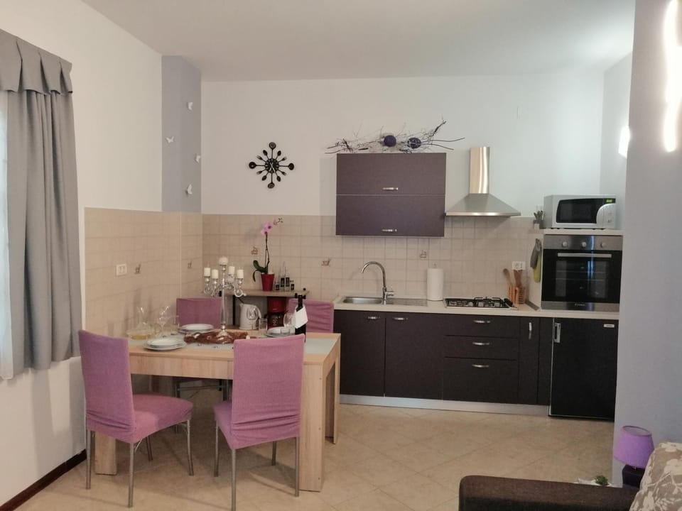 Coffee/tea facilities, Kitchen or kitchenette, Dining area, stove