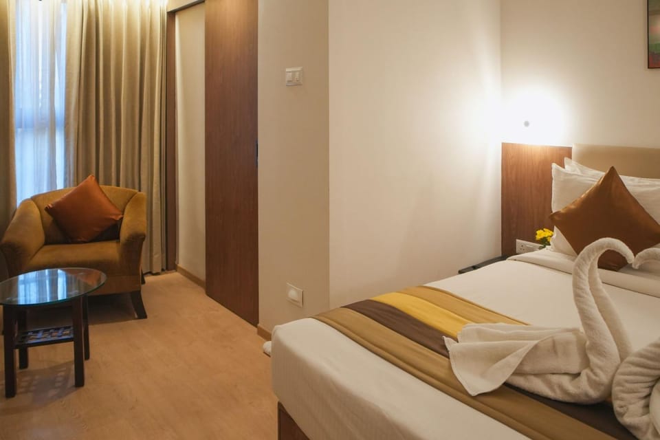 Bed, Photo of the whole room, Seating area, Bedroom, towels