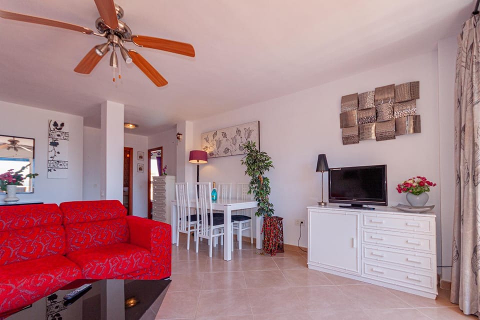 Communal lounge/ TV room, Nightclub / DJ, TV and multimedia, Living room, Lounge or bar, Seating area, Dining area