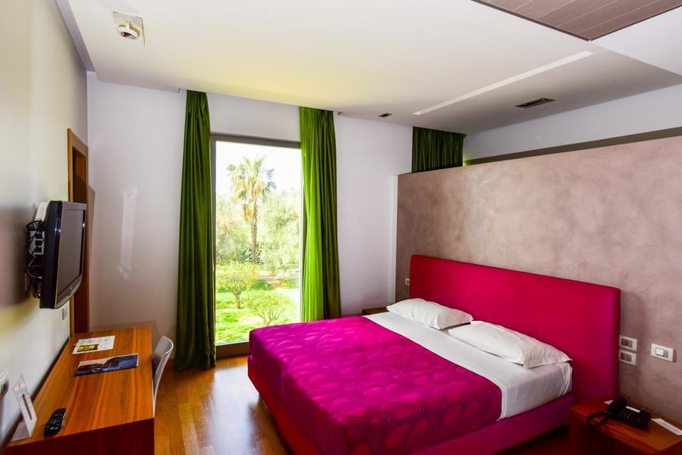 Bed, TV and multimedia, Photo of the whole room, Bedroom