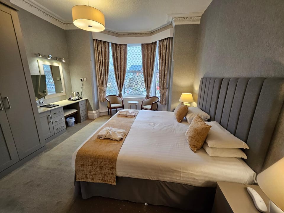 Bed, TV and multimedia, Photo of the whole room, Seating area, Bedroom, wardrobe