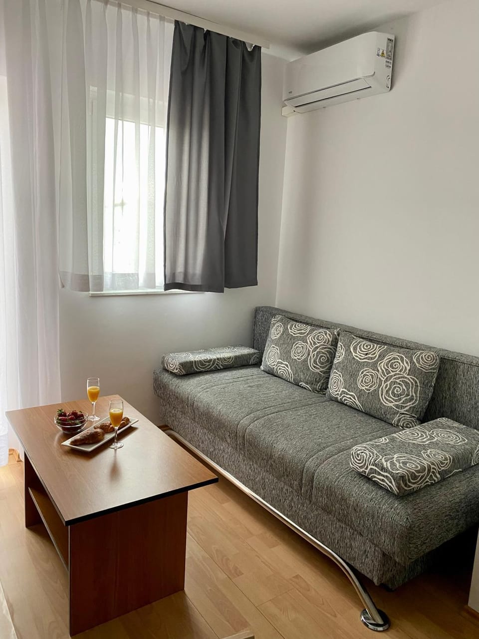 Living room, Seating area, air conditioner