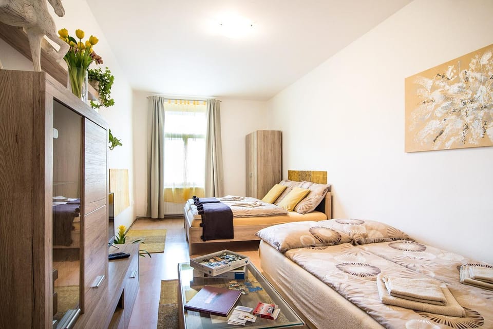 Bed, TV and multimedia, Bedroom, towels