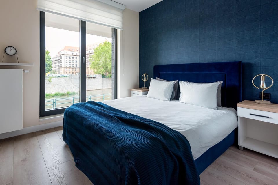 Bed, View (from property/room), Bedroom, River view