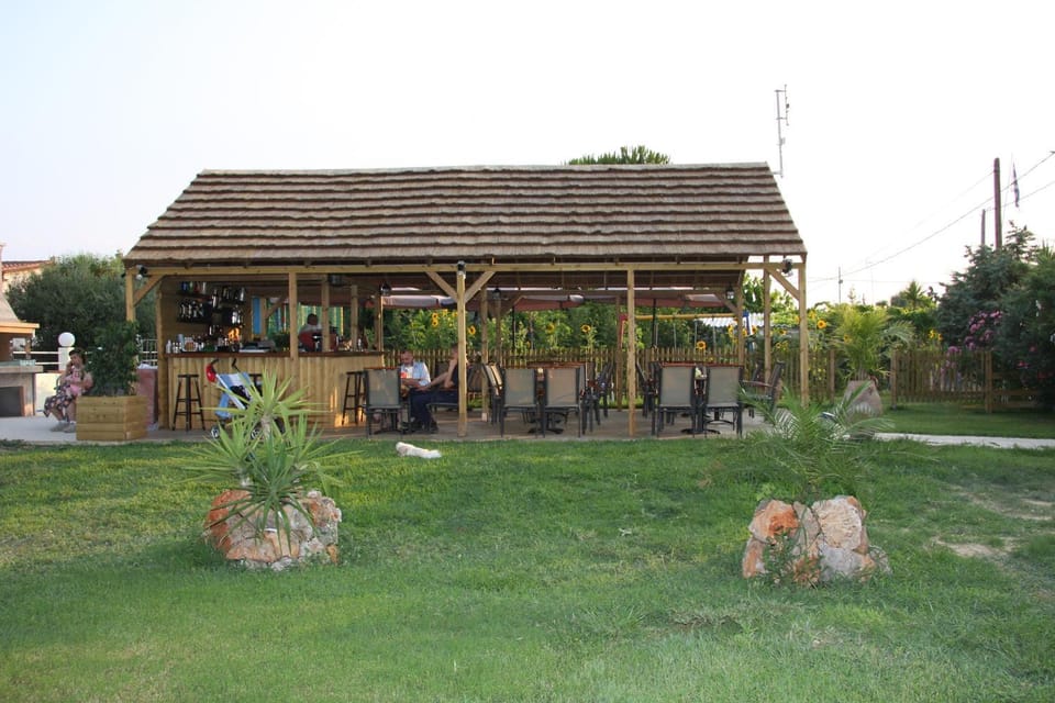 Restaurant/places to eat, Lounge or bar, Breakfast