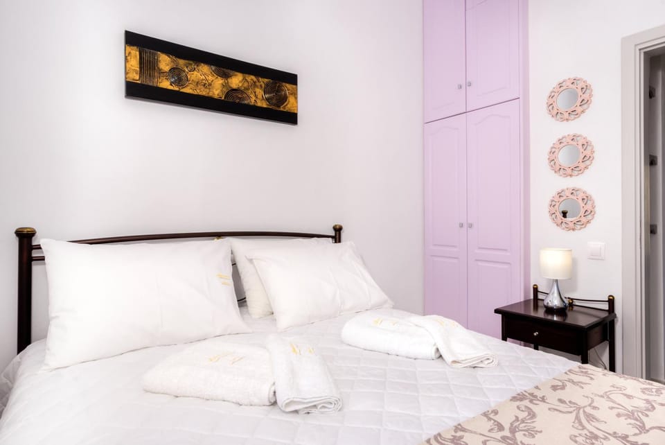 Bed, Bedroom, City view, Garden view