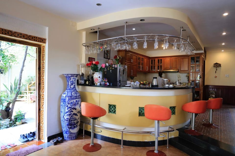Kitchen or kitchenette, Living room, Seating area, Dining area, Communal kitchen