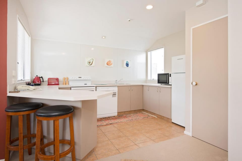 Kitchen or kitchenette, dishwasher, oven