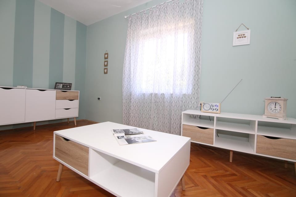 Living room, Photo of the whole room