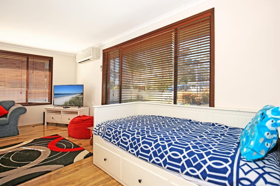 Communal lounge/ TV room, Bed, TV and multimedia, Living room, Seating area, Area and facilities