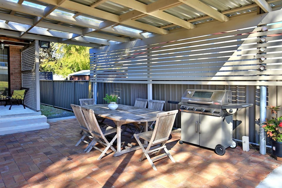 Property building, Patio, People, BBQ facilities, Garden, Balcony/Terrace, On site, Food, Garden view, Area and facilities, Family