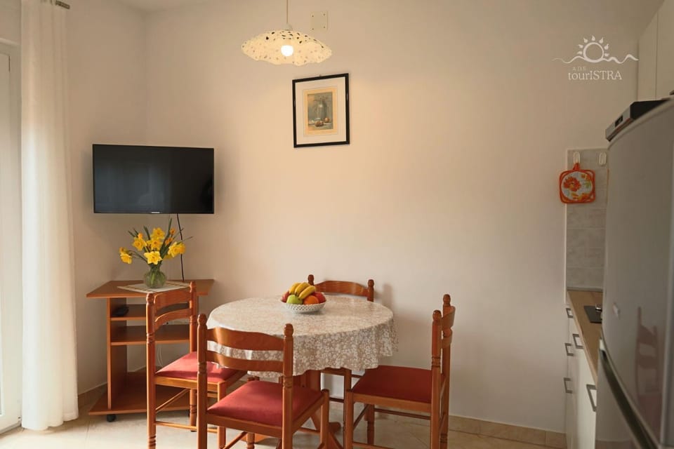 TV and multimedia, Seating area, Dining area, kitchen