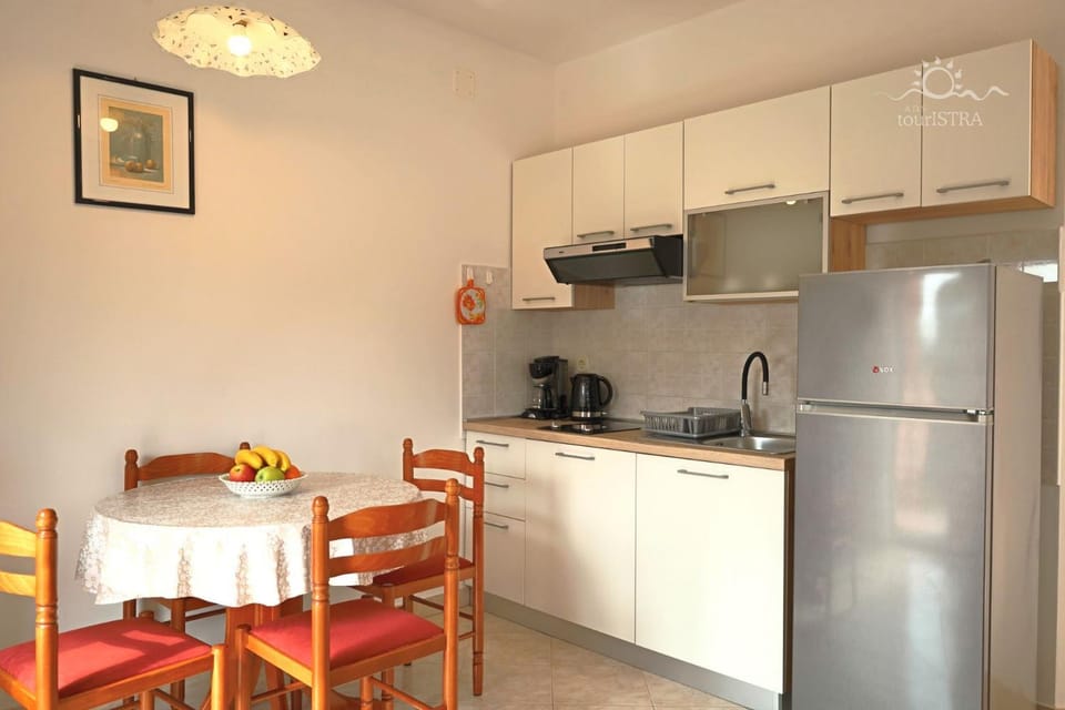 Dining area, kitchen